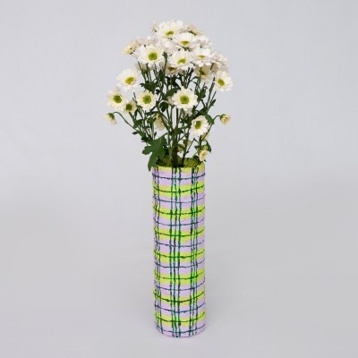 Vaso alto xadrez lilás com flores brancas