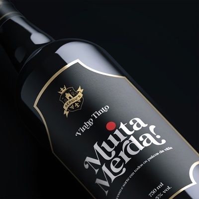 Garrafa de vinho tinto com rótulo preto Muita Merda! e selo SERGIUS