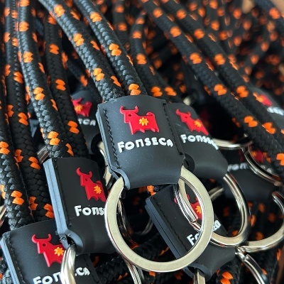 Porta-chaves trançados com logótipo Fonseca e argolas metálicas