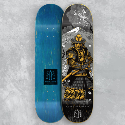 Duas pranchas de skate, uma azul com logotipo TIME MACHINE e outra com estampa de guerreiro samurai dourado e preto