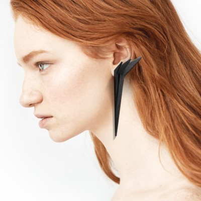 Brinco geométrico preto em mulher ruiva