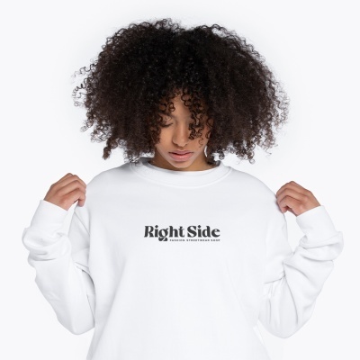 Pessoa com sweat branca com texto 'Right Side' preto