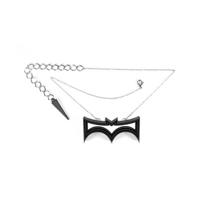 Colar prateado com pendente preto estilizado e corrente fina