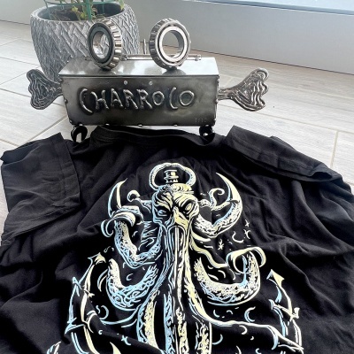 Busto metálico com texto CHARRO CO sobre t-shirt preta com desenho de polvo