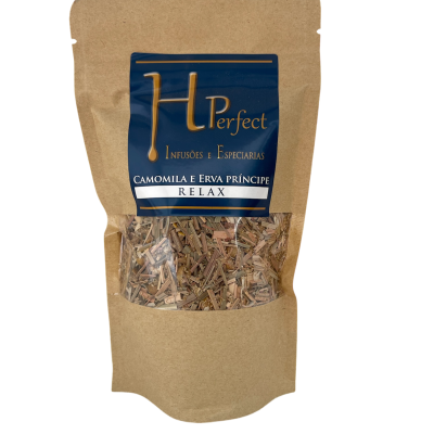 Pacote de chá de ervas com rótulo azul e mistura de ervas visível