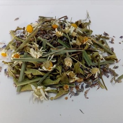 Mistura de ervas secas com flores coloridas sobre fundo branco