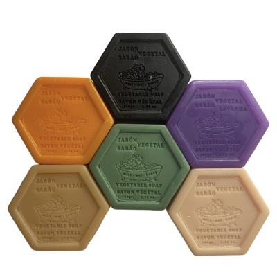 Seis sabonetes hexagonais de várias cores com texto em relevo