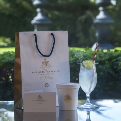 Conjunto embalagem palácio estoril e copo com bebida e limão na mesa