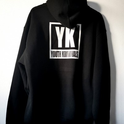 Casaco preto com capuz e estampa branca 'YK YOUTH KRIMINALS' nas costas