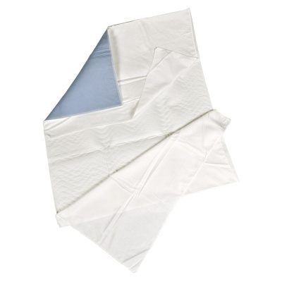 Toalha branca com interior azul claro estendida