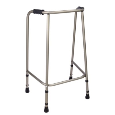 Andarilho metálico prateado com punhos e ponteiras pretas