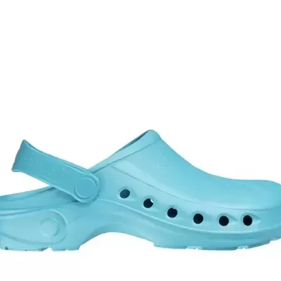 Sapata tipo clogs azul claro com orifícios laterais e tira ajustável