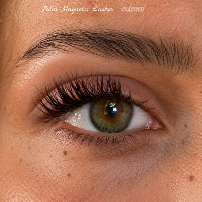 Olho com pestanas postiços e sobrancelha natural com texto Palm Magnetic Lashes CLÁSSICO