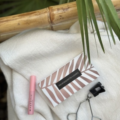 Máscara de pestanas rosa, estojo PHILAM MAGNETIC LASHES, curvador metálico, tecido branco, bambu e folhas verdes