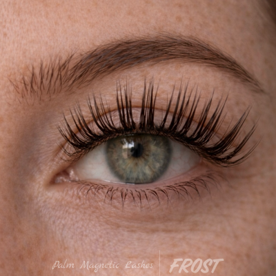 Olho com pestanas postiços e texto Palm Magnetic Lashes | FROST