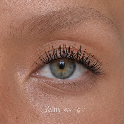 Close-up de um olho verde e sobrancelha castanha clara com texto Palm | clean girl em fundo de pele clara