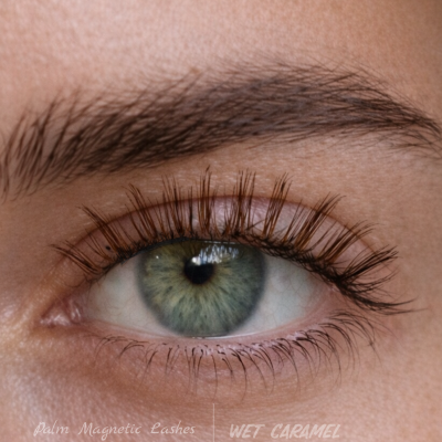 Close-up de olho com pestanas longas e texto Palm Magnetic Lashes | WET CARAMEL