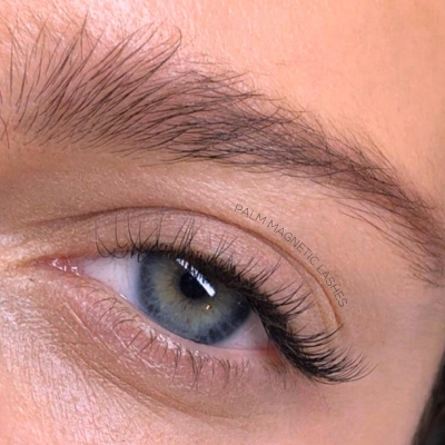 Olho com pestanas postiças negras curvadas e texto 