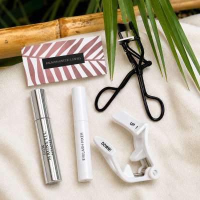 Conjunto de maquilhagem para pestanas com caixa, eyeliners, curvador e aplicador.