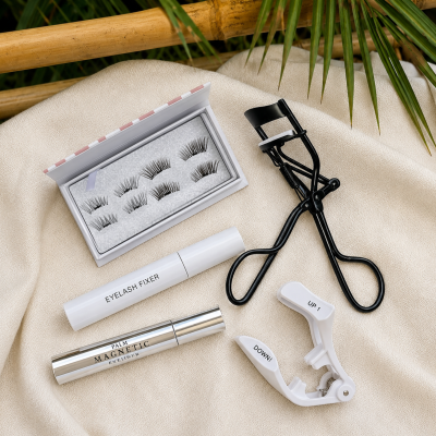 Conjunto de produtos para pestanas com pestanas postiças, curvador, aplicador e fixadores sobre tecido creme