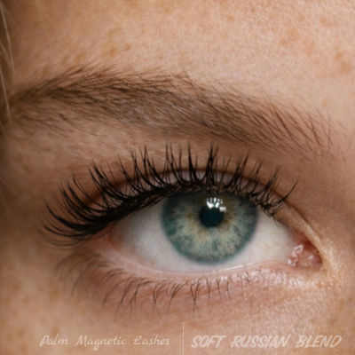 Olho com pestanas postiços magnéticas pretas em pele clara com sardas