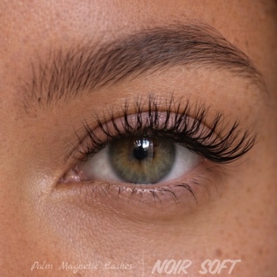Close-up do olho com pestanas longas e texto Palm Magnetic Lashes NOIR SOFT.
