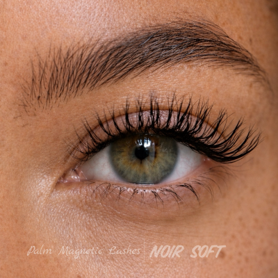 Close-up de olho e sobrancelha com texto Palm Magnetic Lashes | NOIR SOFT