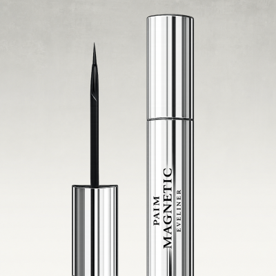 Eyeliner metálico prateado com aplicador fino preto