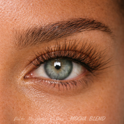 Close-up de olho verde com pestanas longas e sobrancelhas castanhas naturais
