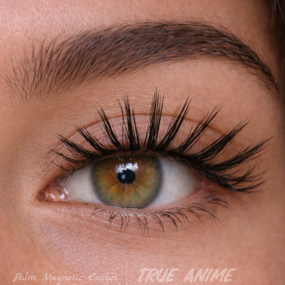 Olho com pestanas postiças longas e pretas