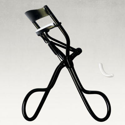 Espiral para pestanas preto com almofada branca em fundo cinzento claro