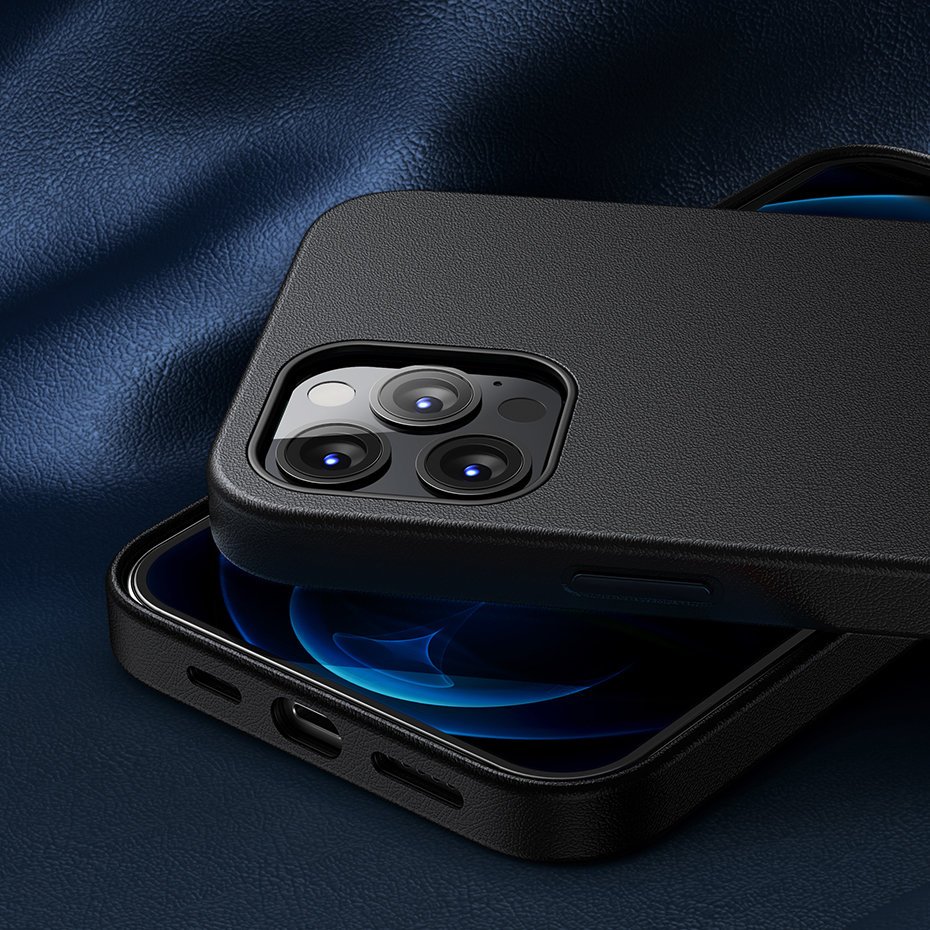 Capa Magnética Baseus Leather para iPhone 12/12 Pro Capa preta para smartphone com três lentes e porta de carregamento numa superfície azul