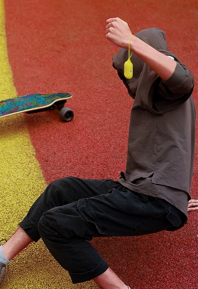 Capa Silicone Baseus Let''sGo Jelly Lanyard para AirPods Pro Pessoa com roupa casual e skate em pavimento colorido