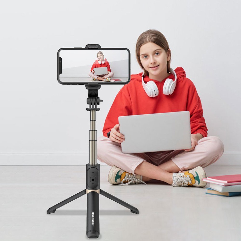 Selfie Stick + Tripod com comando (amovível) HD+ Wozinsky Rapaz jovem com portátil sentado no chão com tripé e smartphone em frente