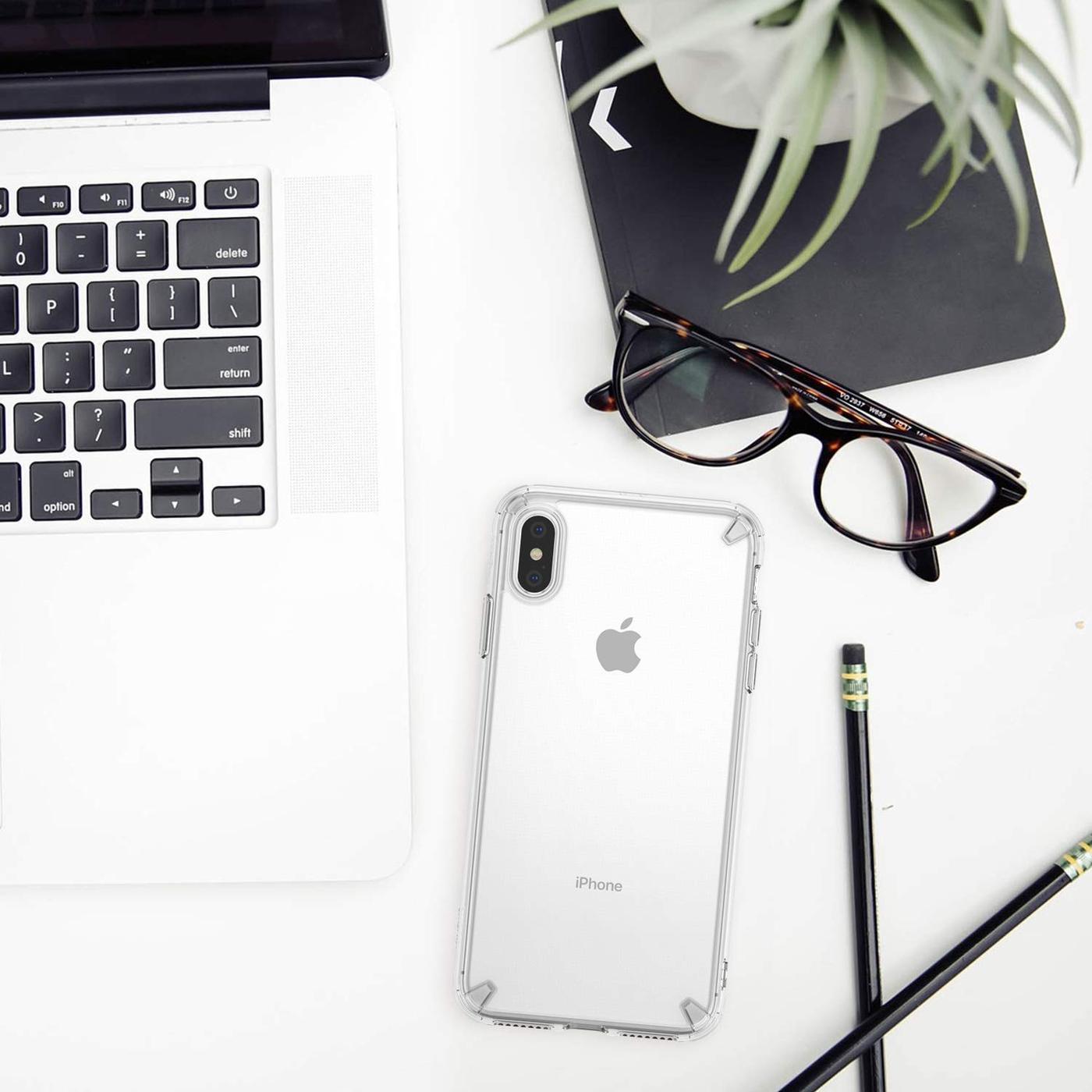 iPhone XS Max Capa Ringke Fusion PC + Bumper TPU Mesa branca com computador portátil, telemóvel, óculos, lápis, caderno e planta
