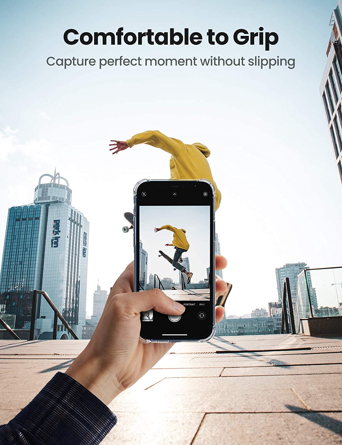 Capa Ugreen 100% Transparente Protective Silicone para iPhone 12 Pro Max Telefone com capa preta numa mão a fotografar um skatista com casaco amarelo em cidade urbana