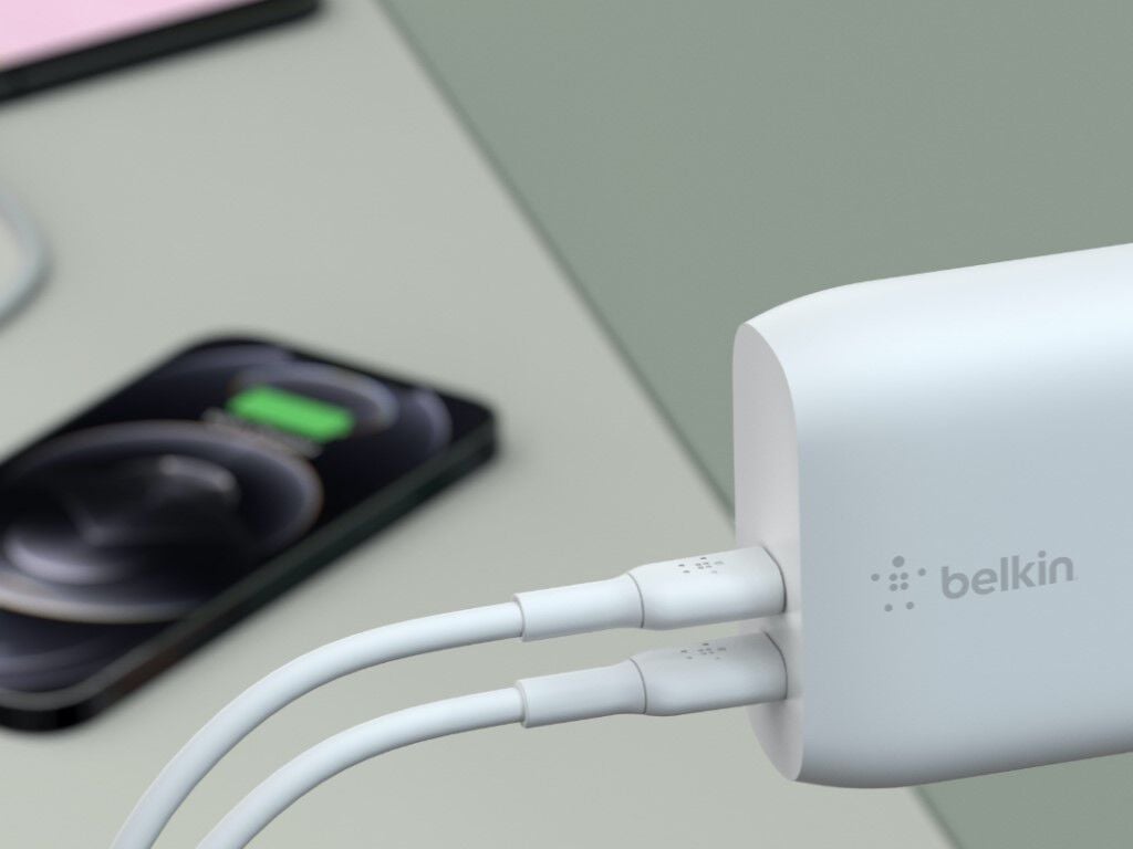 Carregador / Adaptador de corrente Belkin 40W BoostCharge Dual Carregador Belkin branco com cabos ligados e smartphone a carregar