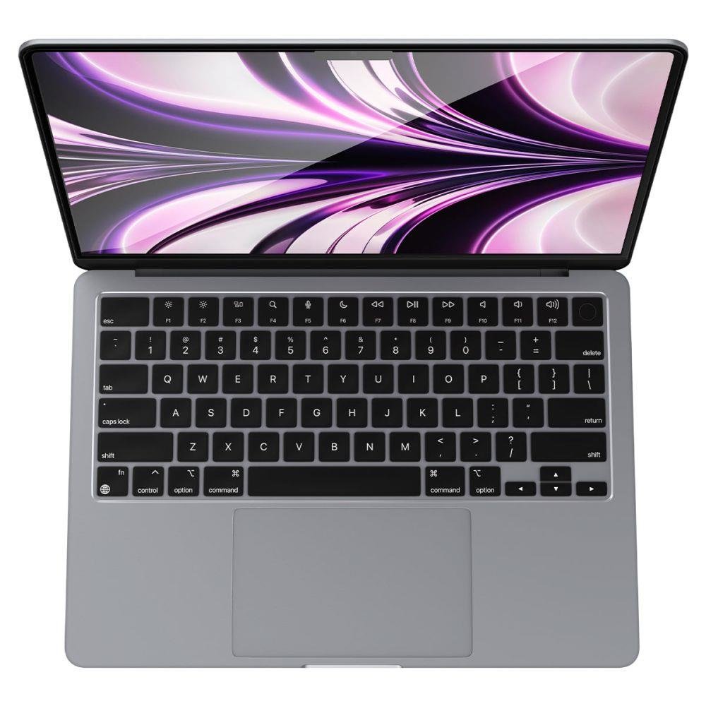 Película de Vidro Temperado Spigen Glass Full Coverage para MacBook Air Computador portátil cinza com teclado preto e ecrã com padrão roxo.