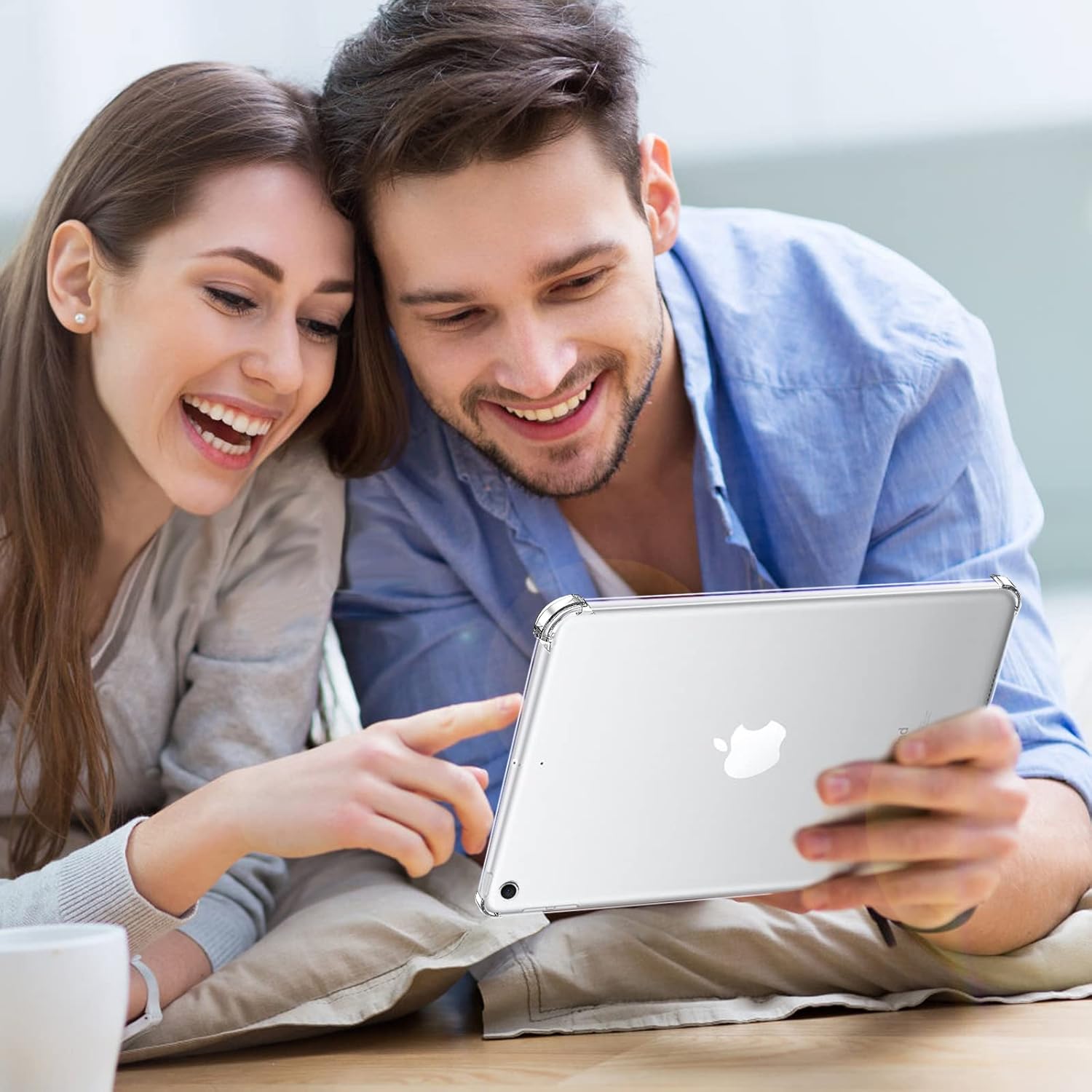 Capa Silicone Anti-Shock 100% Transparente para iPad 10.2" Homem e mulher sorridentes a usar tablet Apple iPad com capa transparente