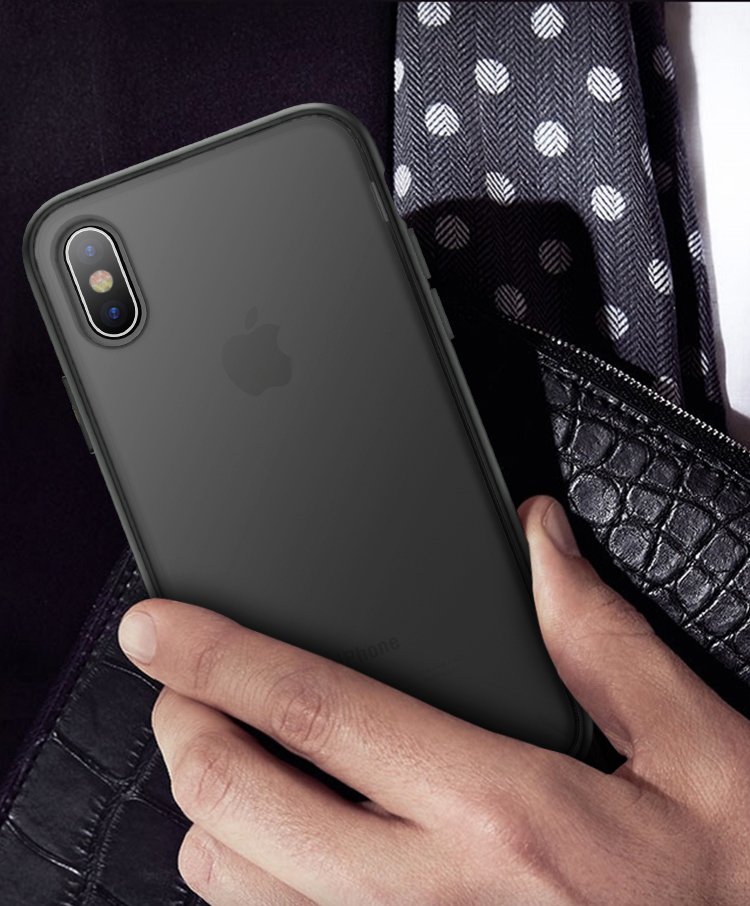 iPhone XR Capa Transparente Mate iPaky Cucorolis Smartphone Apple iPhone com capa preta fosca, duas câmaras traseiras, segurado por mão com fundo de pele de crocodilo e tecido azul com bolinhas