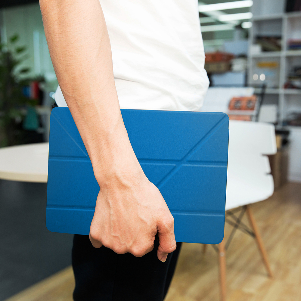 Tablet azul com capa texturizada e padrão geométrico segurado por pessoa