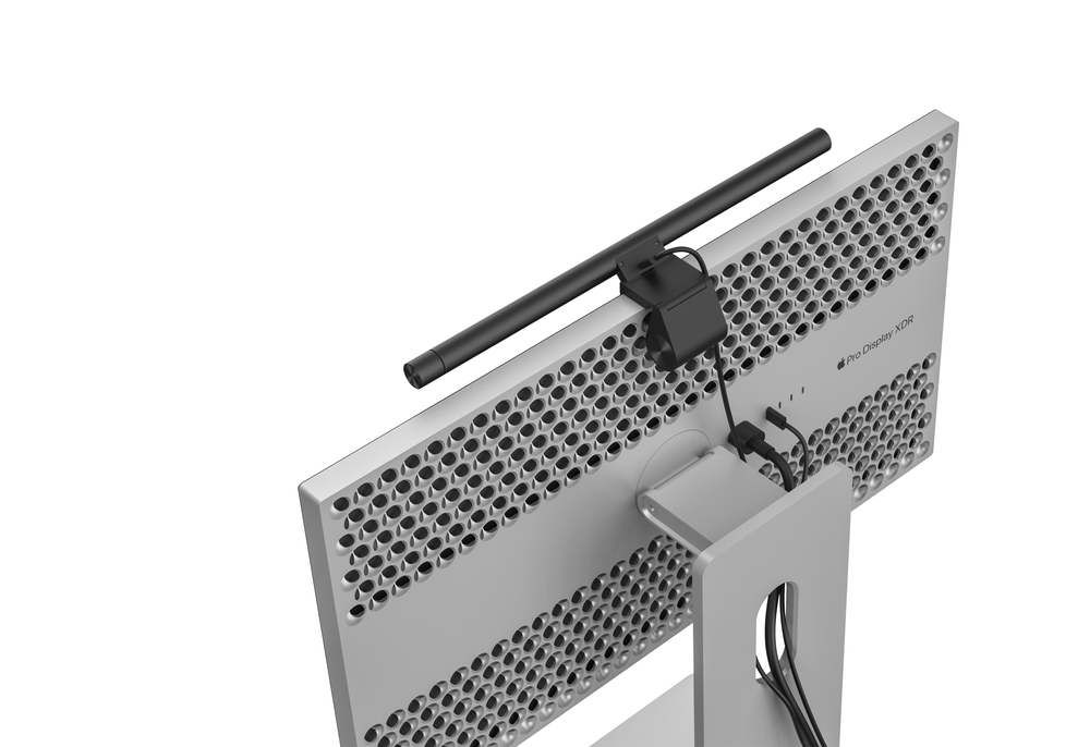 Barra de Luz LED Regulável Rixus Smart Light para Monitor Barra preta montada na parte superior traseira de monitor cinzento perfurado com cabos pretos