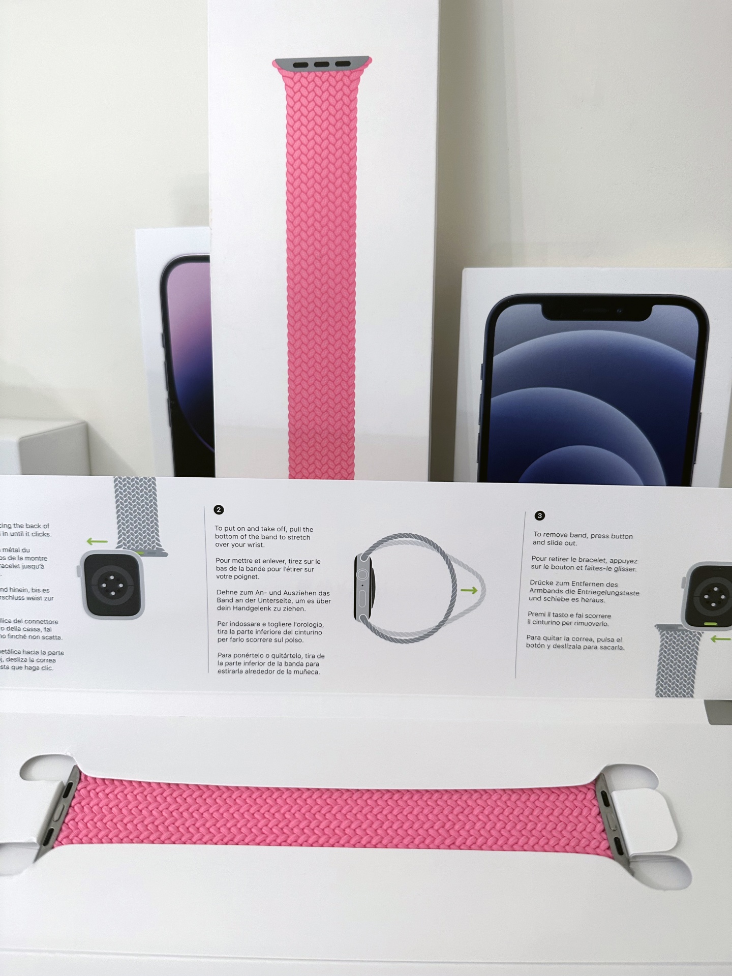 Bracelete Apple Solo entrançada de 45mm (Embalagem aberta) Pulseira de relógio rosa de malha numa caixa branca com instruções impressas