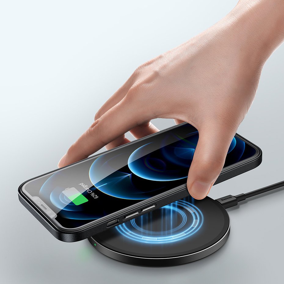 Capa Magnética Baseus Leather para iPhone 12/12 Pro Smartphone preto a carregar sem fio num carregador redondo com luz azul