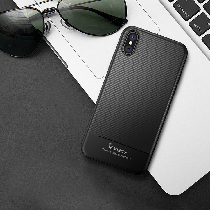 iPhone X/XS Capa Carbono iPaky Capa de smartphone preta com textura de fibra de carbono junto a óculos de sol e teclado de portátil