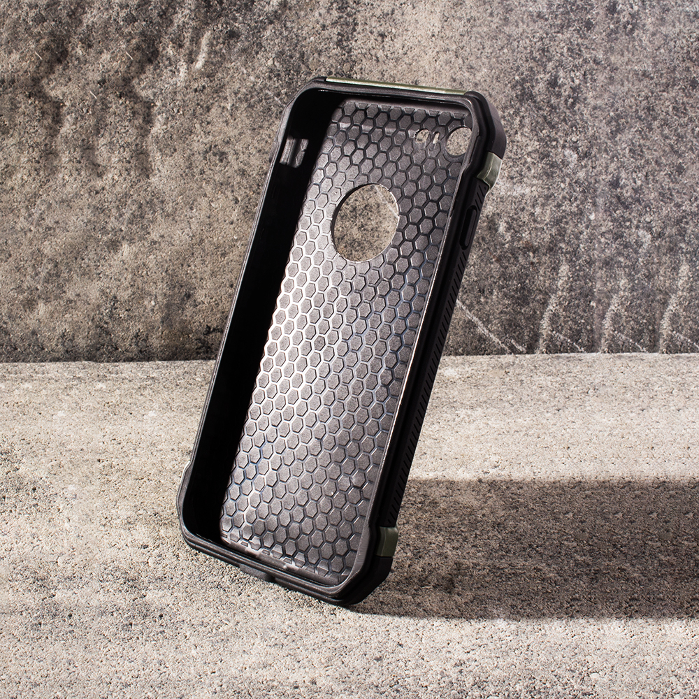 iPhone 7/8 Capa Anti-Shock Armoro Militar Capa protetora preta para telemóvel com padrão hexagonal interior.