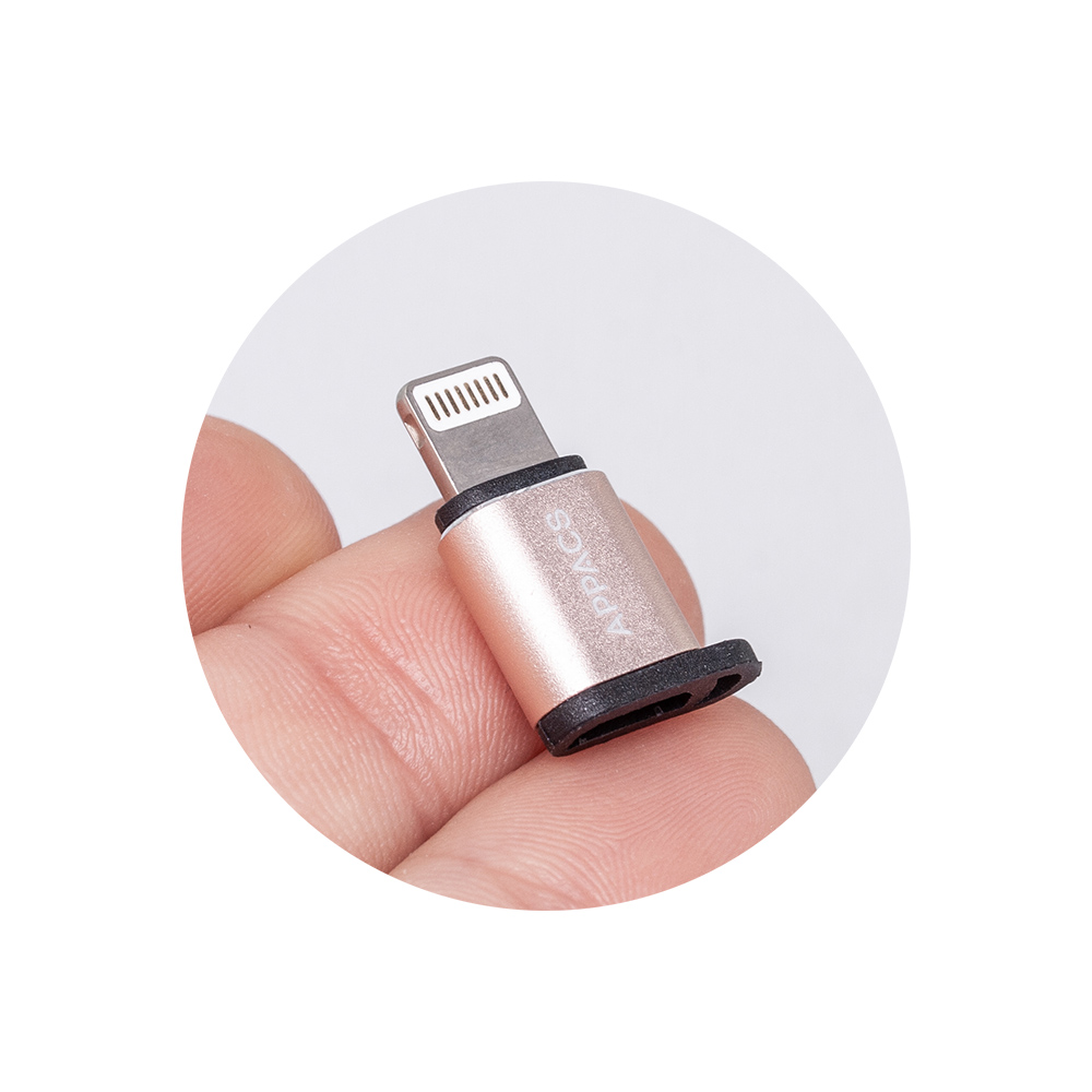 Adaptador Micro-USB para Lightning Adaptador metálico dourado com conector Lightning sobre fundo branco
