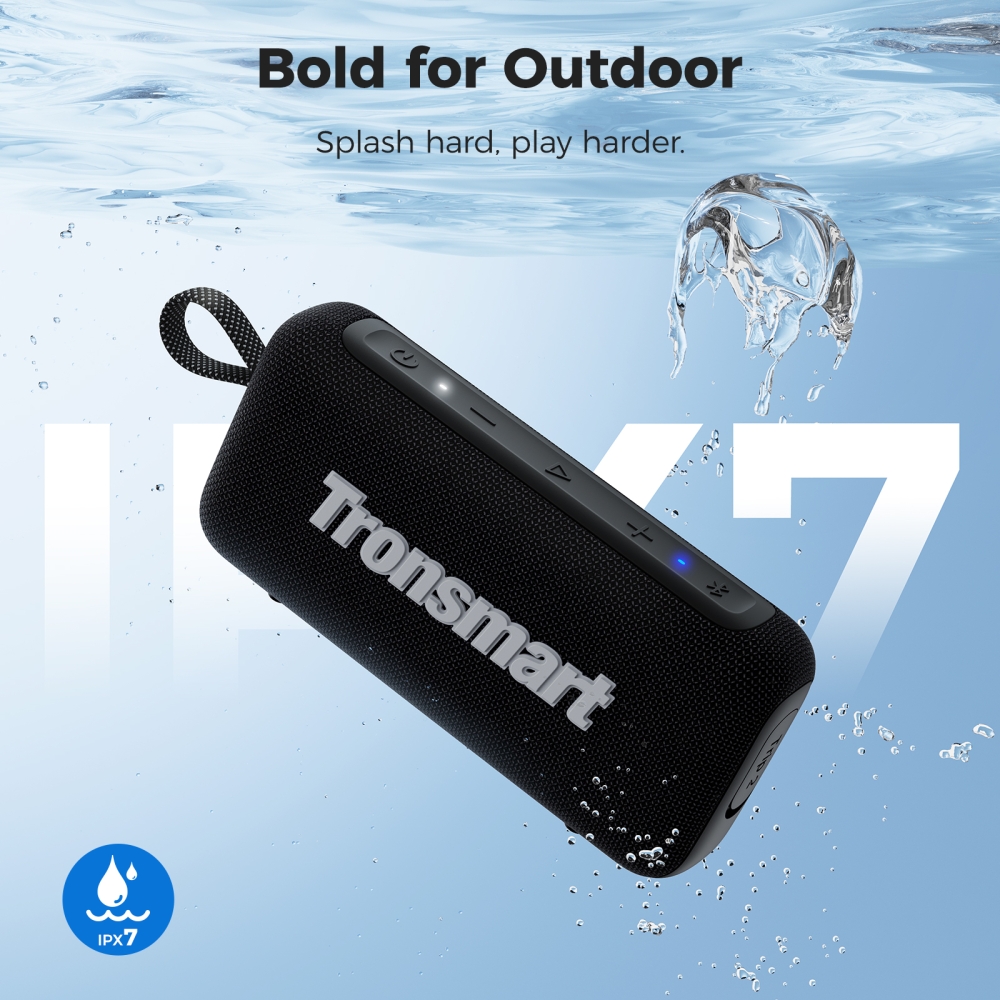 Coluna portátil preta Tronsmart submersa em água com indicação IPX7
