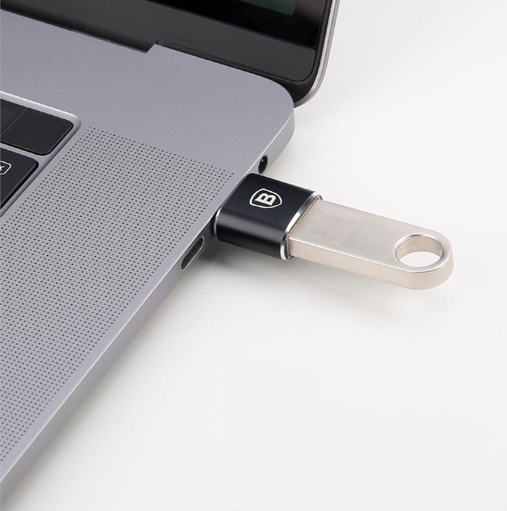 Adaptador USB para USB-C (OTG) Pen USB metálica prateada ligada a portátil cinza