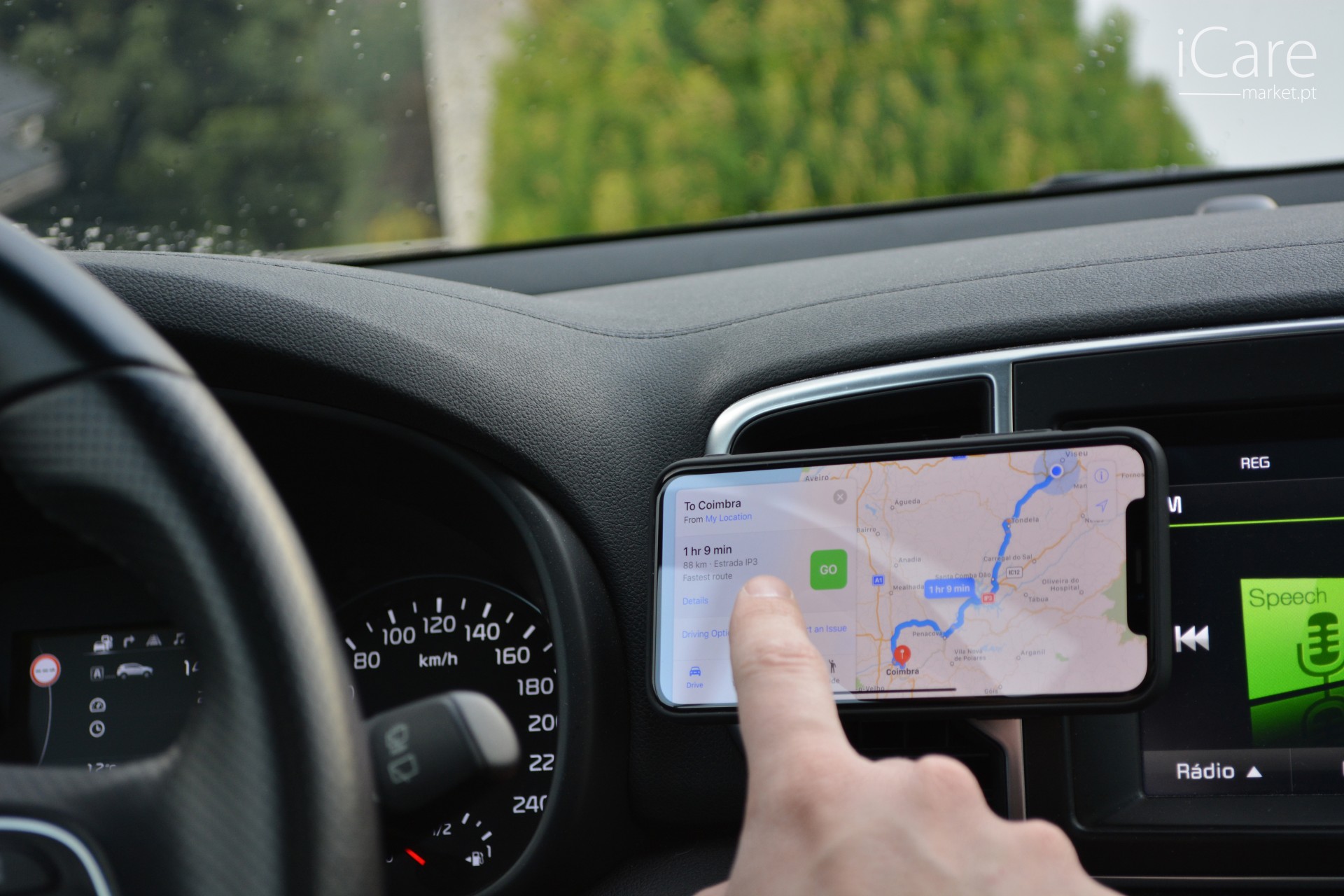 Suporte Magnético 360º Force Plus Wozinsky para automóvel Interior de carro com volante, painel e smartphone a mostrar mapa e rota